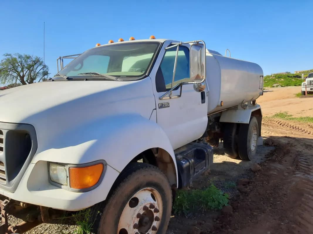 2000_Ford_F750_Water_Truck_A.jpg