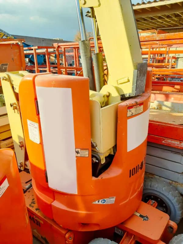 2013_JLG_E300AJP_Articulating_Boom_Lift_A.jpg