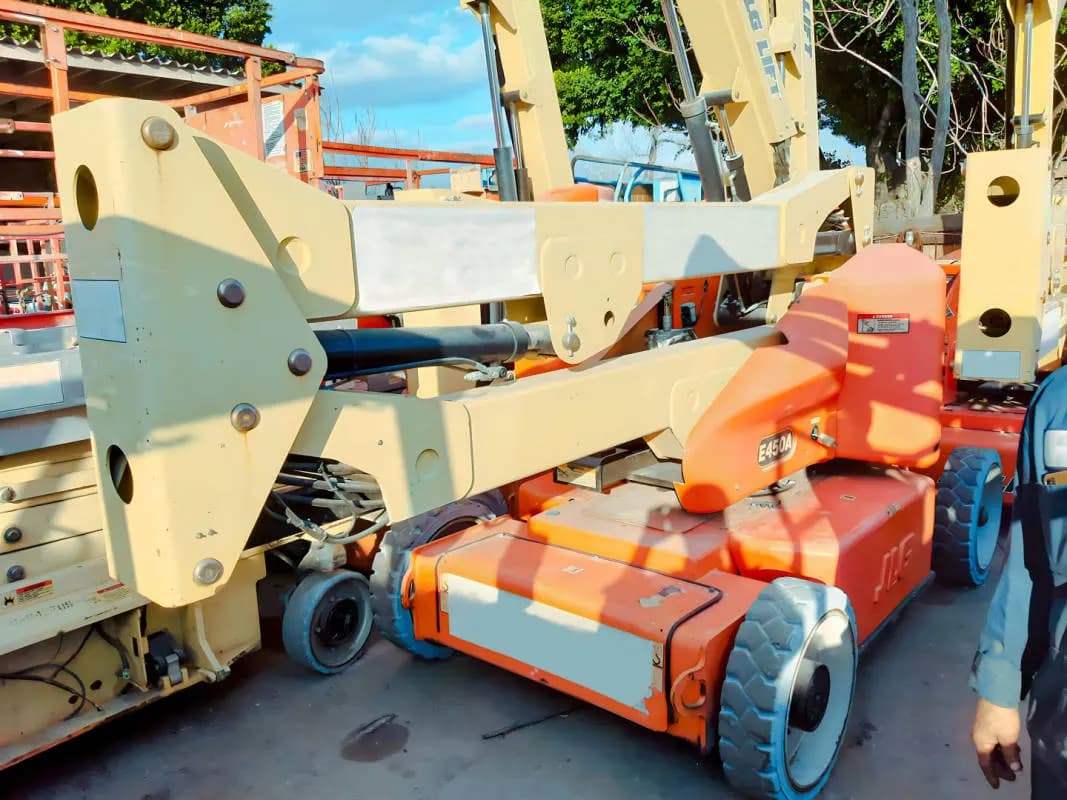 2012_JLG_E450A_Articulating_Boom_Lift_A.jpg